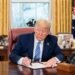 Трамп показав макет нової 100-доларової купюри зі своїм підписом