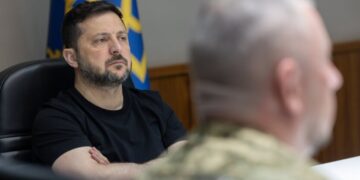 Зеленський обговорив з командирами корпусів найважчі напрямки фронту та захист логістики
