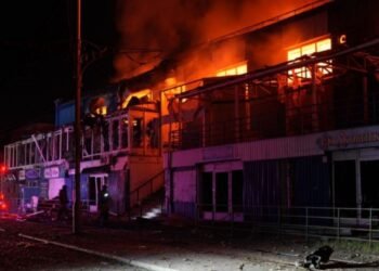 РФ атакувала ТЦ у Запоріжжі: виникла масштабна пожежа, є постраждалі