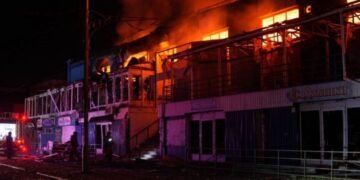 РФ атакувала ТЦ у Запоріжжі: виникла масштабна пожежа, є постраждалі