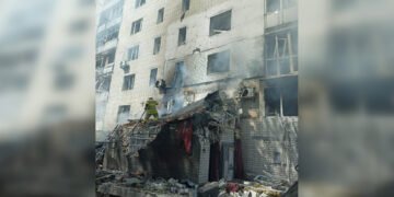 Удар на День Незалежності: опівдні дрон влучив у будинок в Чернігові, є постраждалі (фото)