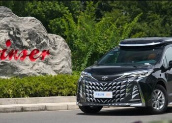 Від творців заряджених Mercedes: Toyota представила розкішне сімейне авто (фото)