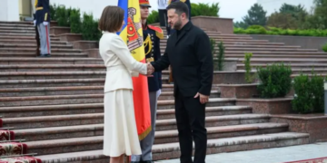 Молдова може спати спокійно: Санду вручила Зеленському найвищу державну нагороду (відео)