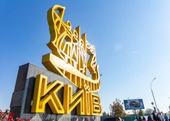 Київ атакований балістичними ракетами, в Оболонському районі займання нежитлового приміщення