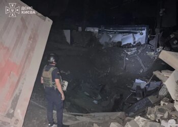 Нічна балістична атака на Київ пошкодила дитячу лікарню, є постраждала людина