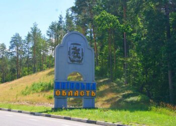 Київщина зазнала атаки рф балістикою та дронами, пошкоджено склади і вантажівки