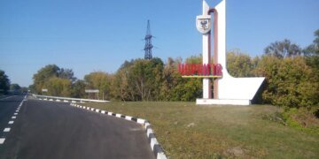 рф вдарила по багатоповерхівці у Чернігові, виникла пожежа