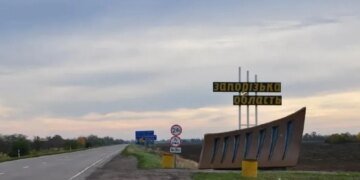 Ворожий удар по Запорізькому району: поранені жінка та дитина