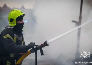 рф атакувала портову інфраструктуру Одещини: пошкоджено іноземне судно, 4 постраждалих