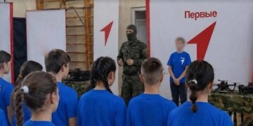 ГУР назвало причетних до мілітаризації українських дітей на окупованих територіях