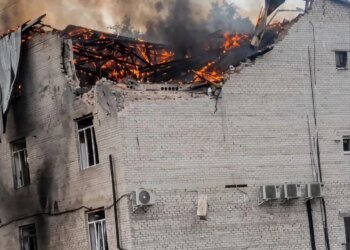 Окупанти двічі вдарили по бізнес-центру в Лозовій, відомо про 10 поранених – мер