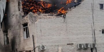 Окупанти двічі вдарили по бізнес-центру в Лозовій, відомо про 10 поранених – мер