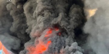 На Київщині після повторної атаки рф горять логістичні об'єкти – показали, що зараз на місці
