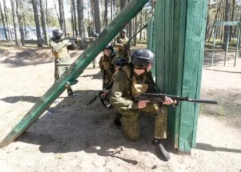 У рф половину шкільних занять відведуть під військову підготовку – Bloomberg