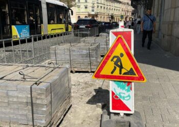 Ще одна безбар’єрна ділянка: на площі Соборній оновлюють тротуар