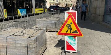 Ще одна безбар’єрна ділянка: на площі Соборній оновлюють тротуар