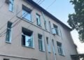 Росія влучила на територію дитячої лікарні в Києві, утворилась велика вирва (фото)