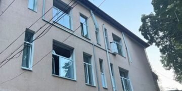 Росія влучила на територію дитячої лікарні в Києві, утворилась велика вирва (фото)