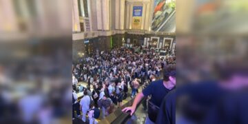Київський вокзал переповнений через атаку РФ: люди годинами чекають на поїзди (фото, відео)