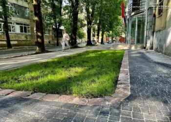 Без сходинок, калюж і бар’єрів: у Львові оновили тротуар на вулиці Івасюка