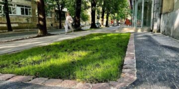 Без сходинок, калюж і бар’єрів: у Львові оновили тротуар на вулиці Івасюка