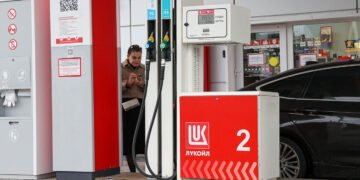 Показуха для диктатора: Кремль “вирішує” паливну кризу на догоду Путіна — Le Monde