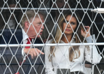 Встала і вийшла: читці мови тіла розкрили суть “перепалки” Меланії з Трампом