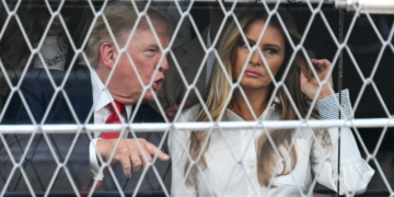 Встала і вийшла: читці мови тіла розкрили суть “перепалки” Меланії з Трампом