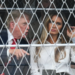 Встала і вийшла: читці мови тіла розкрили суть “перепалки” Меланії з Трампом