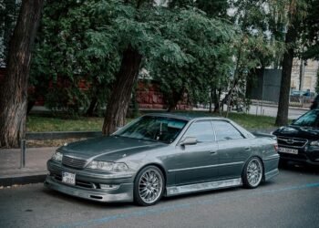 У Києві засвітилася культова преміальна Toyota 90-х із яскравим тюнінгом (фото)