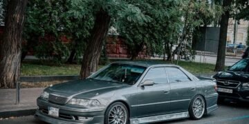 У Києві засвітилася культова преміальна Toyota 90-х із яскравим тюнінгом (фото)