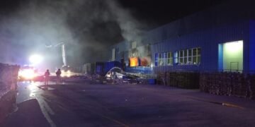 Другий удар за 24 години: РФ атакувала найбільший склад маркетплейсу Rozetka (фото)