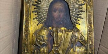 Старовинна ікона в багажнику: на Львівщині прикордонники зупинили водія перед виїздом до Польщі