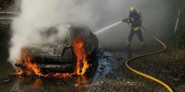 На Львівщині під час руху загорівся Volkswagen Golf: водій встиг вийти з авто, – ФОТО