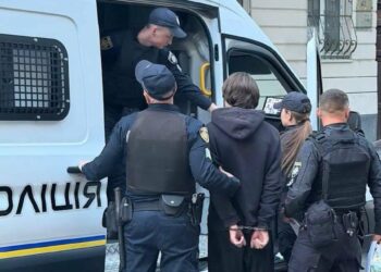 Побили, зламали ніс і викрали гроші: у Львові затримали підозрюваних у розбої