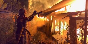 У Винниках спалахнули два дачні будинки: пожежу гасили 11 рятувальників