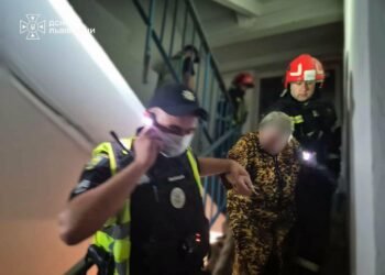 У Львові після вибуху виникла пожежа в багатоповерхівці: рятувальники евакуювали з будинку шістьох людей, – ФОТО