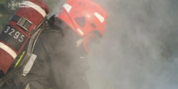 У Трускавці рятувальники вивели двох людей із задимленої квартири