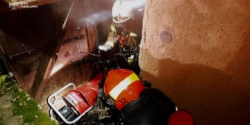 Вогонь охопив підвал у Львові: рятувальники вивели з будинку дитину
