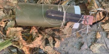 Біля торгового центру у Львові поліцейські вилучили предмет, схожий на димову гранату