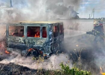 Був охоплений вогнем: біля Львова вісім рятувальників гасили Ford Transit, – ФОТО