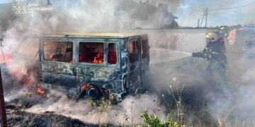 Був охоплений вогнем: біля Львова вісім рятувальників гасили Ford Transit, – ФОТО