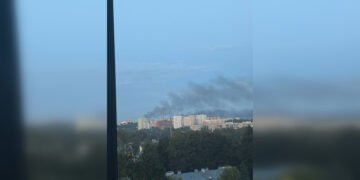 Рух у бік Москви перекрито: дрони атакували НПЗ у російському Ярославлі (відео)