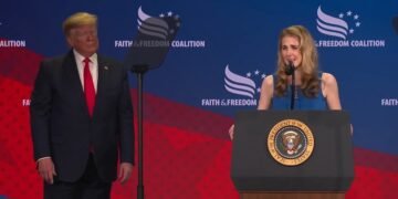 Істерика на борту: як молода помічниця Трампа ледь не розсекретила таємний план його безпеки