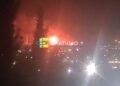 В російській Сизрані лунають вибухи: під атакою дронів перебуває місцевий НПЗ (відео)