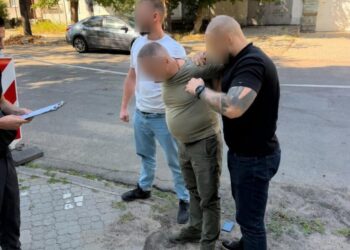 Голову обласного ТЦК затримали під час передачі грошей: що він обіцяв військовозобов’язаним