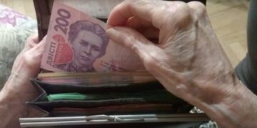 ПФУ розмежував виплати прийомним батькам і дітям: де перевірити суми