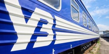 Через обстріли змінили рух поїздів: частину пасажирів пересадять на автобуси, — “Укрзалізниця”