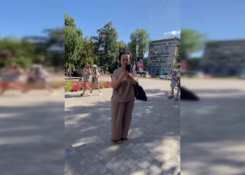 До тебе ще дрони не прилітали? У Києві жінка посперечалася з підлітками через російську мову