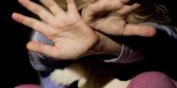 Підозрюють у катуваннях: в Одеській області у батька вилучили 9 дітей із 11